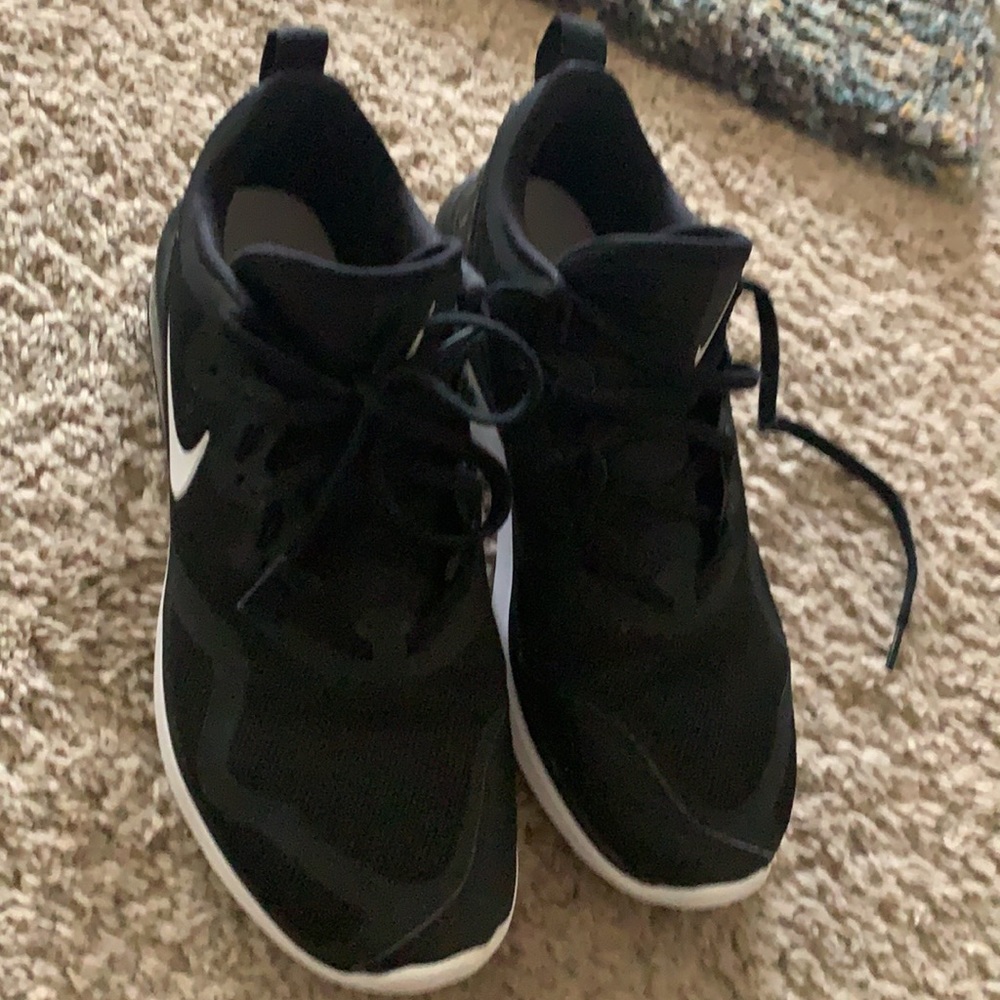 Nike Black and White Low-Top Athletic Sneakers - Picture 9 of 12